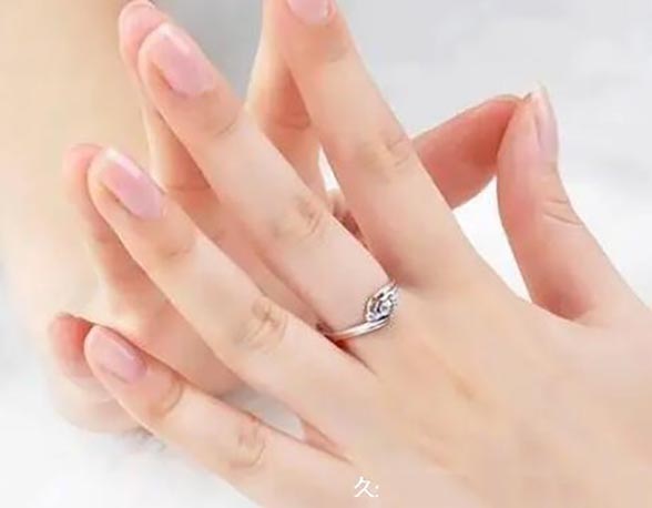 中指戴戒指说明什么，左手订婚/右手热恋(女人十个手指戴戒指的含义)