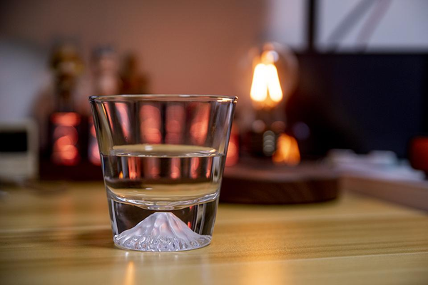 一天喝多少ml的水最好(每天喝水的时间和量)