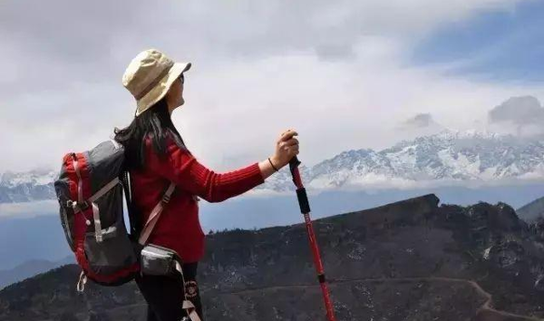 徒步登山技巧有哪些(徒步登山技巧和步法)
