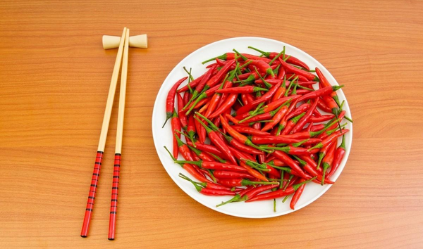 吃辣椒有什么好处和坏处(揭秘过量吃辣椒的危害)