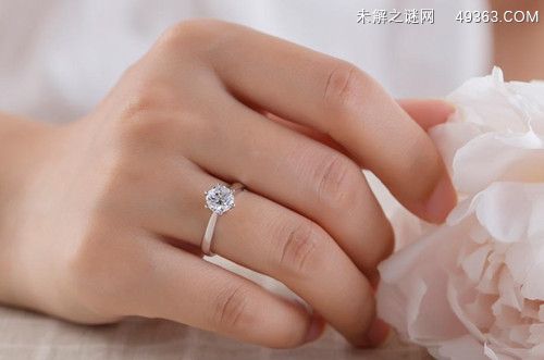 戒指带中指什么意思