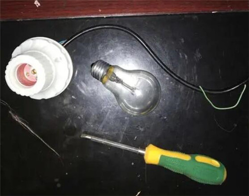 灯泡一闪一闪是什么原因