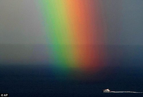 摄影师捕捉到超级彩虹 如人间通往天堂之路
