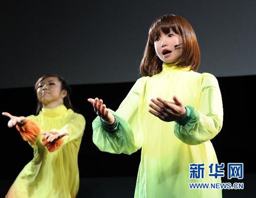 日本美女机器人登台 与真人一起载歌载舞