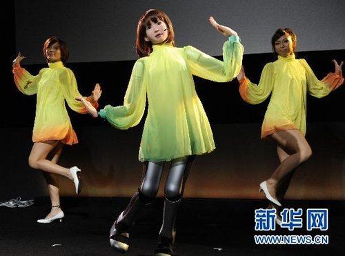 日本美女机器人登台 与真人一起载歌载舞