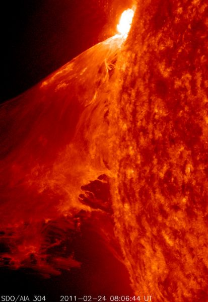 太阳再现耀斑爆发引发巨型日珥(图)
