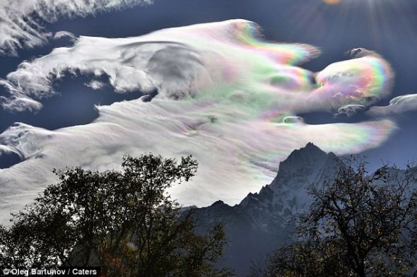这种现象是由云团里的小冰晶反射阳光形成的。