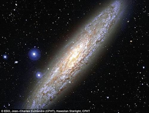 天文学家发现超大银河系“双胞胎黑洞”(图)