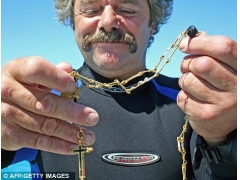 潜水员打捞出17世纪金链 或仍有数亿珍宝未