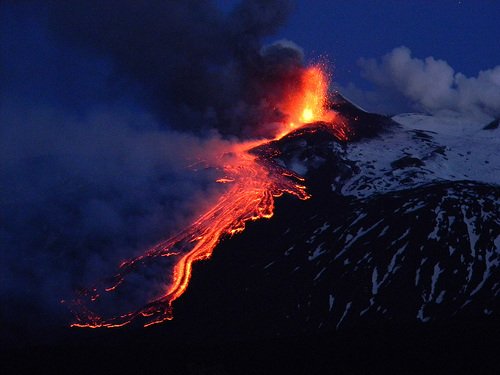 意大利“埃特纳”火山喷发 机场被迫关闭(图)