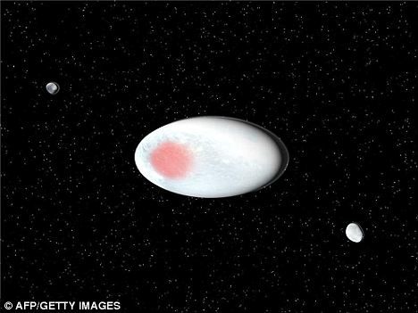 冰雪表面：这是一幅艺术效果图，显示妊神星和它的两颗卫星。根据欧洲科学家的最新观测数据，这颗小天体表面大约75%的面积被冰层覆盖