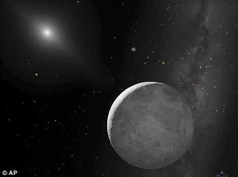 柯伊伯带：和2006年哈勃太空望远镜拍摄到的另一颗矮行星阋神星和它的卫星一样，妊神星静静地隐藏在这片寒冷昏暗的太阳系边缘地带