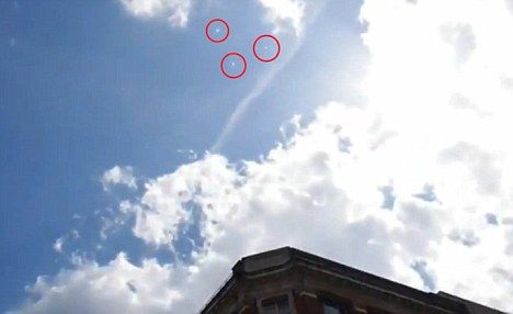 UFO？这段视频中，可以看到天空中3个快速移动的白色亮点