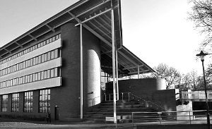 英国华威大学研究中心是秘密进行人兽杂交的实验室之一 英国华威大学研究中心是秘密进行人兽杂交的实验室之一