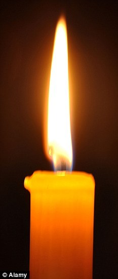 每个闪烁的烛焰都充满数百万个微小的钻石 每个闪烁的烛焰都充满数百万个微小的钻石