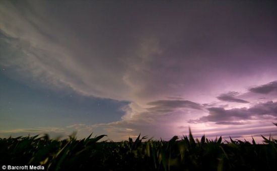 强雷雨逼近,天空变成紫色 强雷雨逼近,天空变成紫色