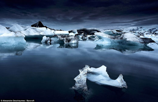 平静：冰川湖是冰岛第二大融化泻湖，这是全球气候转暖造成的，现今的湖泊长度已扩大至1975年的两倍，达到9英里长