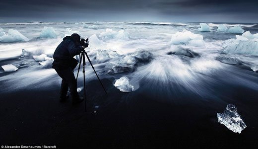 美丽：摄影师亚历山卓-德斯梅斯设置摄影师拍摄夜晚冰岛美景
