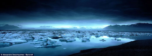 天上浮云：在午夜拍摄到的冰川湖，摄影师亚历山卓-德斯梅斯称光线使其具有超凡脱俗的意境
