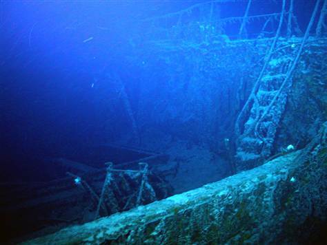 “盖尔索帕”号目前位于大约4700米深的海底。本图中可以看到一个通往甲板的梯子。