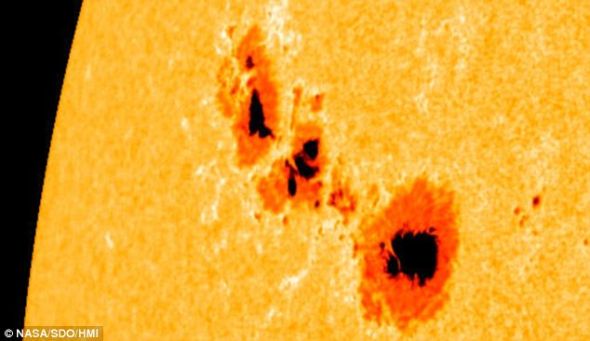 太阳黑子1302形成巨大的太阳耀斑 太阳黑子1302形成巨大的太阳耀斑