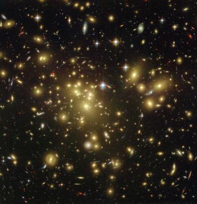 研究人员对大约8000个星系团发出的光进行测量分析。星系团是由引 力维系起来的星系集群,一般拥有数千个成员星系,图像中每一个小光点就是一个星系。它们产生的强大引力场将会对它们自身 发出的光产生影响 研究人员对大约8000个星系团发出的光进行测量分析。星系团是由引 力维系起来的星系集群,一般拥有数千个成员星系,图像中每一个小光点就是一个星系。它们产生的强大引力场将会对它们自身 发出的光产生影响