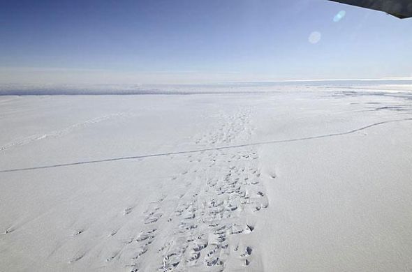 2011年10月，美国宇航局“冰桥计划”在南极西部松岛冰川发现一道巨型冰裂隙