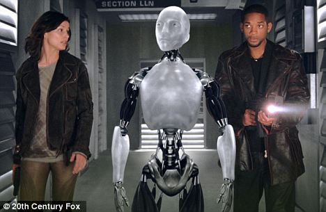 热门科幻影片《机械公敌》剧照。影片的故事发生在2032年，主角是一个能够像人类一样行走、奔跑和说话的类人机器人