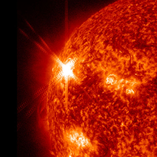 美国宇航局在轨运行的太阳动力学天文台(SDO)于美国东部时间11月3日4:27(北京时间17:27)拍摄的日面上发生一次X1.9级耀斑的景象。这一耀斑是从一个编号为AR11339的剧烈活动区域爆发的