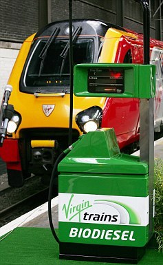 英国维珍铁路公司推出的生物柴油火车驶入伦敦优斯顿的站台。但是迄今还很难利用植物大规模生产这种燃料