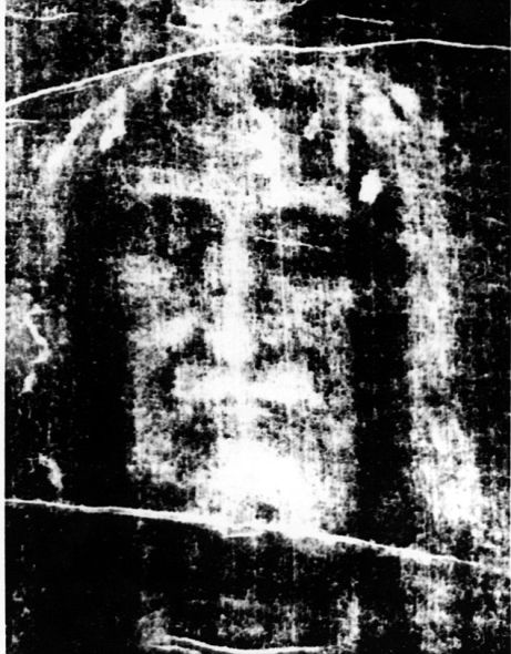 1988年,都灵裹尸布的样本在英国牛津大学、美国亚利桑那州大学和瑞士联邦理工学院进行放射性碳检测。检测结果显示这块裹尸布的年代可追溯到中世纪——1260年至1390之间 1988年,都灵裹尸布的样本在英国牛津大学、美国亚利桑那州大学和瑞士联邦理工学院进行放射性碳检测。检测结果显示这块裹尸布的年代可追溯到中世纪——1260年至1390之间