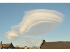 英国西约克郡上空现怪云酷似UFO