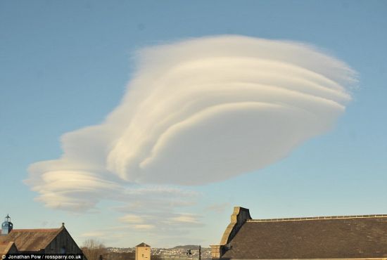 英国西约克郡上空现怪云酷似UFO