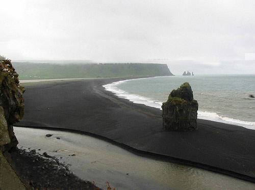 纯白冰岛隐藏的神秘黑沙滩