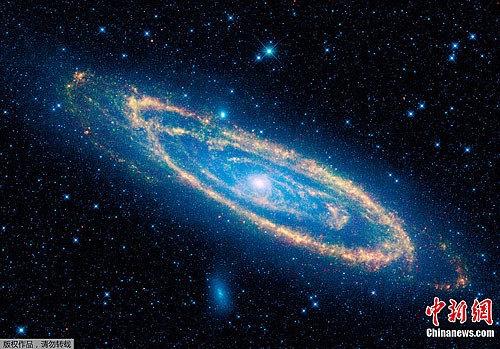 近日，NASA公布了哈勃太空望远镜拍摄到的仙女座M31星系中大量极其罕见的蓝色恒星，而被蓝恒星围绕着的、位于仙女座螺旋星系附近的一个超大质量黑洞，居然等同于太阳质量的一亿倍。