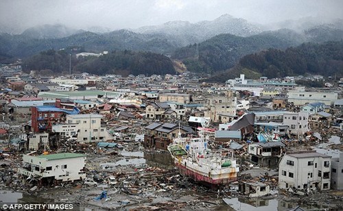 资料图：日本去年3月11日受到9级地震和海啸的重创