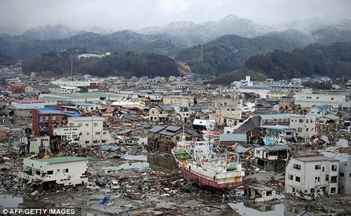 资料图：日本去年3月11日受到9级地震和海啸的重创