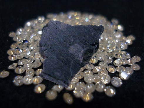 尽管地球上的钻石很常见，但科学家们相信“纳米钻石”源于太空