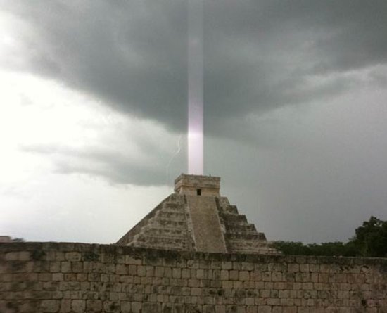 玛雅神庙神秘轴状光束 疑为世界末日警示信号