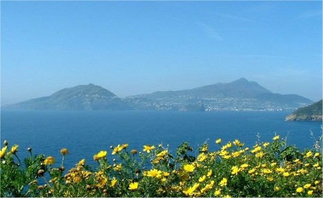 意大利火山岛(资料图)