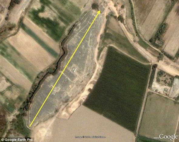 这个具有4000年历史的凯门鳄土丘位于前陶器遗址埃尔帕拉伊索，这个地方坐落在奇尔卡山谷。另一个土丘形如秃鹰，位于左上角，只能看到局部。这个箭头表示这个土丘和银河系排成一条线。