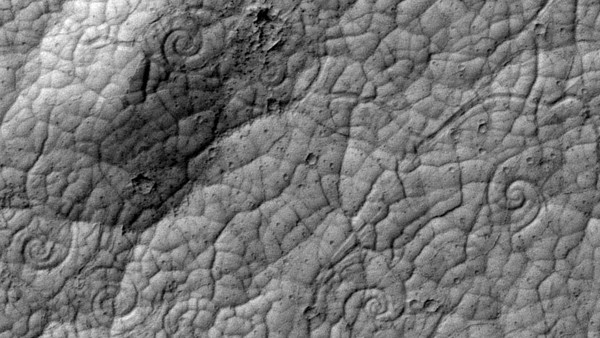 火星发现神秘螺旋圈酷似地球麦田怪圈 又是外星人恶作剧