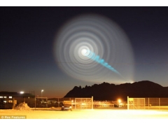 导弹还是UFO？数千人称夜空出现神秘螺旋光