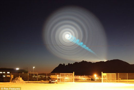 导弹还是UFO？数千人称夜空出现神秘螺旋光线 