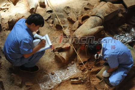 考古人员正在百戏俑坑进行挖掘。 记者 张宇明 摄