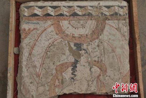 新疆和田考古挖出罕见“裸体”佛寺壁画(图)
