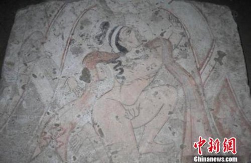 新疆和田考古挖出罕见“裸体”佛寺壁画(图)