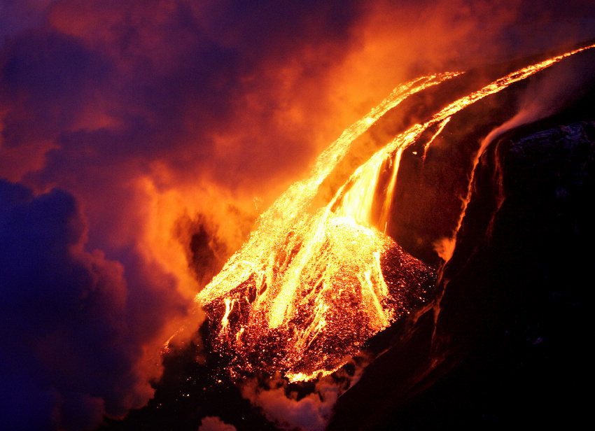  超高温液体 罕见熔岩迸发壮观景象