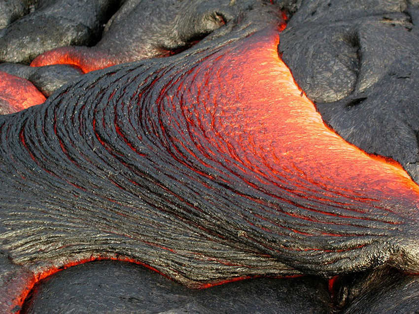  超高温液体 罕见熔岩迸发壮观景象