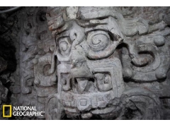危地马拉发现玛雅神庙：墙面装饰巨型太阳神